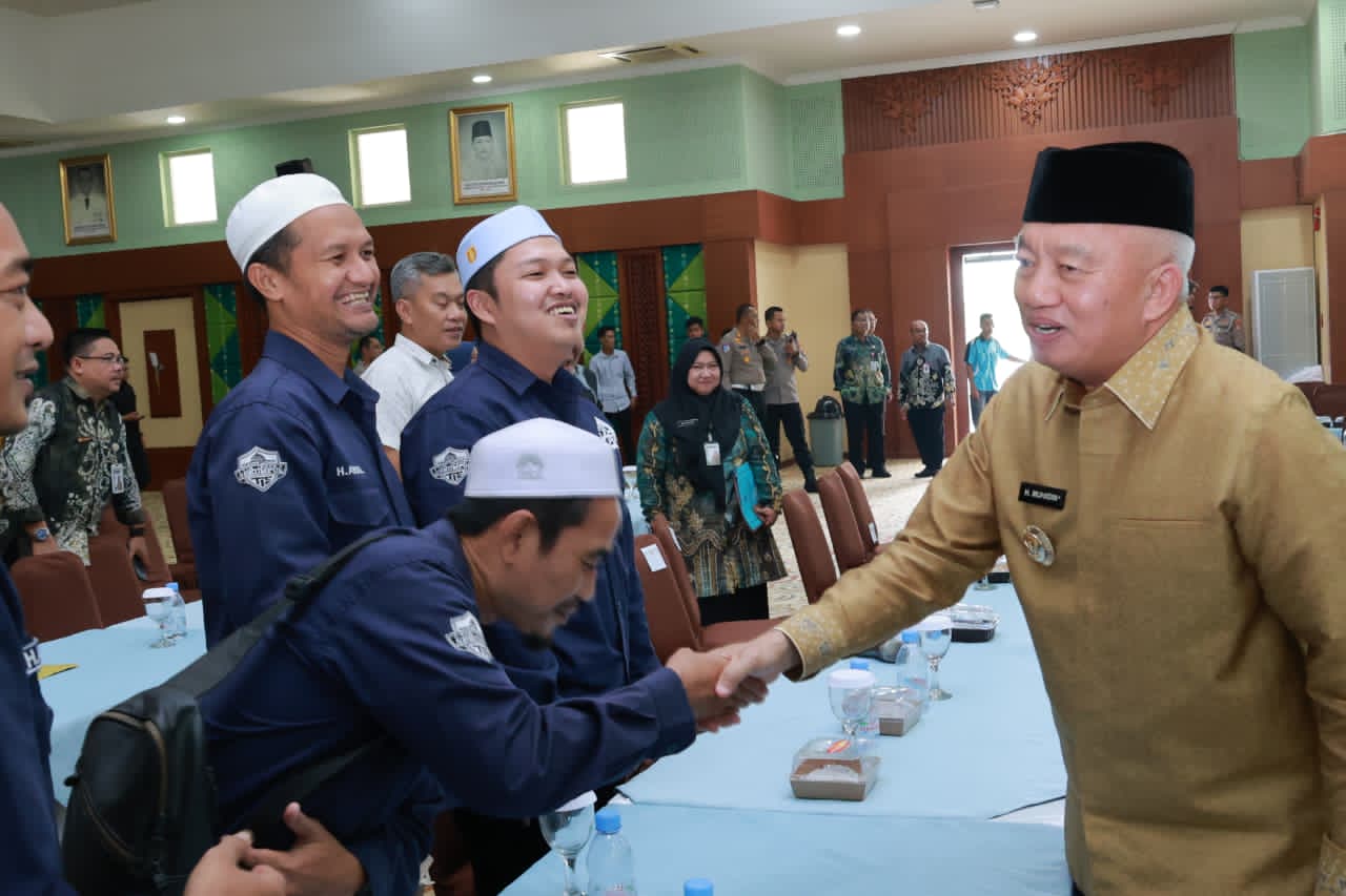 AKRAB:Gubernur Kalsel, H Muhidin menyapa dan bersalaman dengan perwakilan relawan sekumpul saat rapat persiapan Momen 5 Rajab Sekumpul di Aula dr Idham Chalid Pemprov Kalsel, Kamis (18/12/2025).
