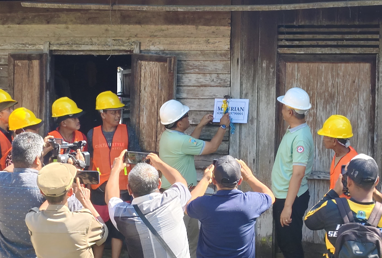 Bupati HSU Sahrujani dan Wabup Hero Setiawan saat bedah rumah tidak layak huni di Desa Jalan Lurus, Sungai Pandan.