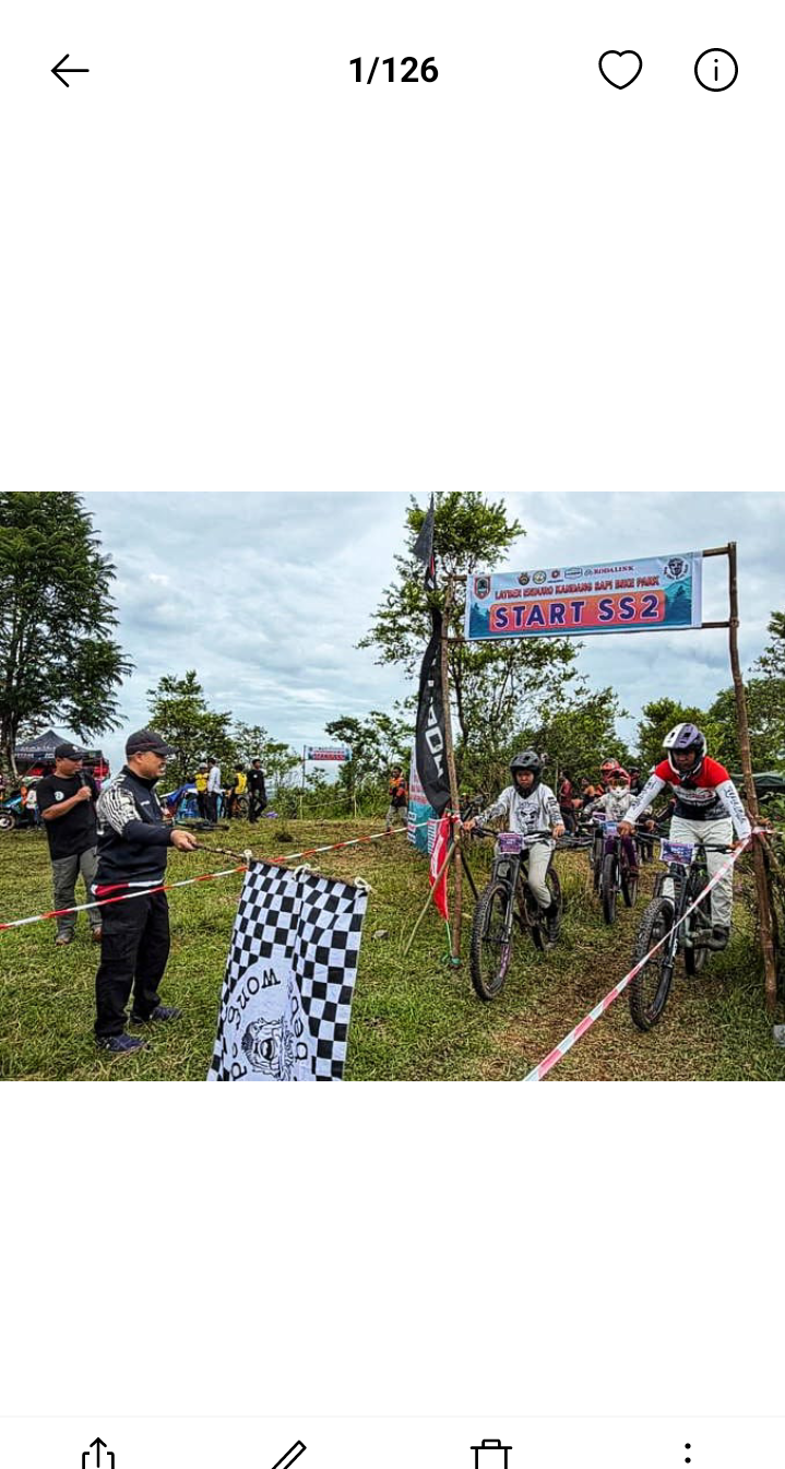 Peserta memulai start melintasi jalur perbukitan saat event mountain bike (MTB) yang digelar Dispora Kalimantan Selatan di Desa Martadah Baru, Tanah Laut, Minggu (14/12/2025).