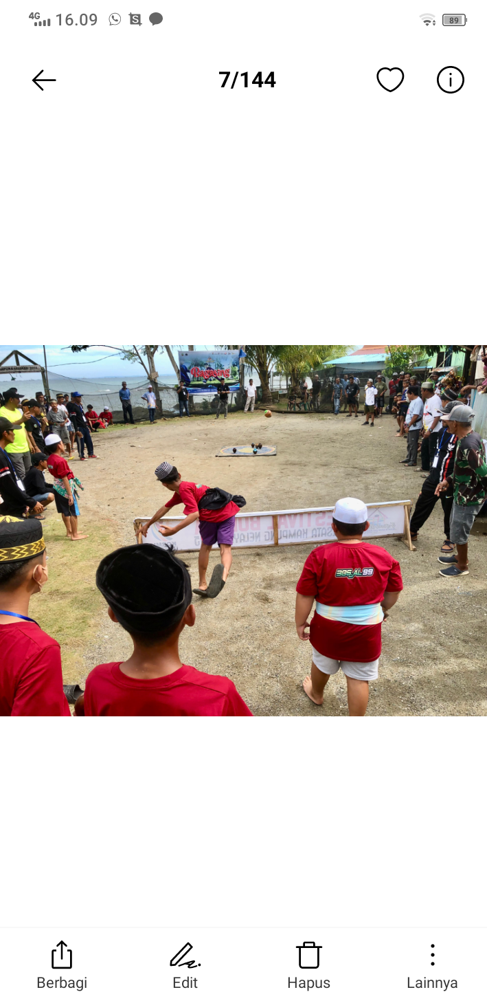 SERU: Saat para peserta adu ketangkasan lomba gasing di Festival Budaya Kampung Nelayan Desa Sarang Tiung. Foto: Jumain/ Radar Banjarmasin.