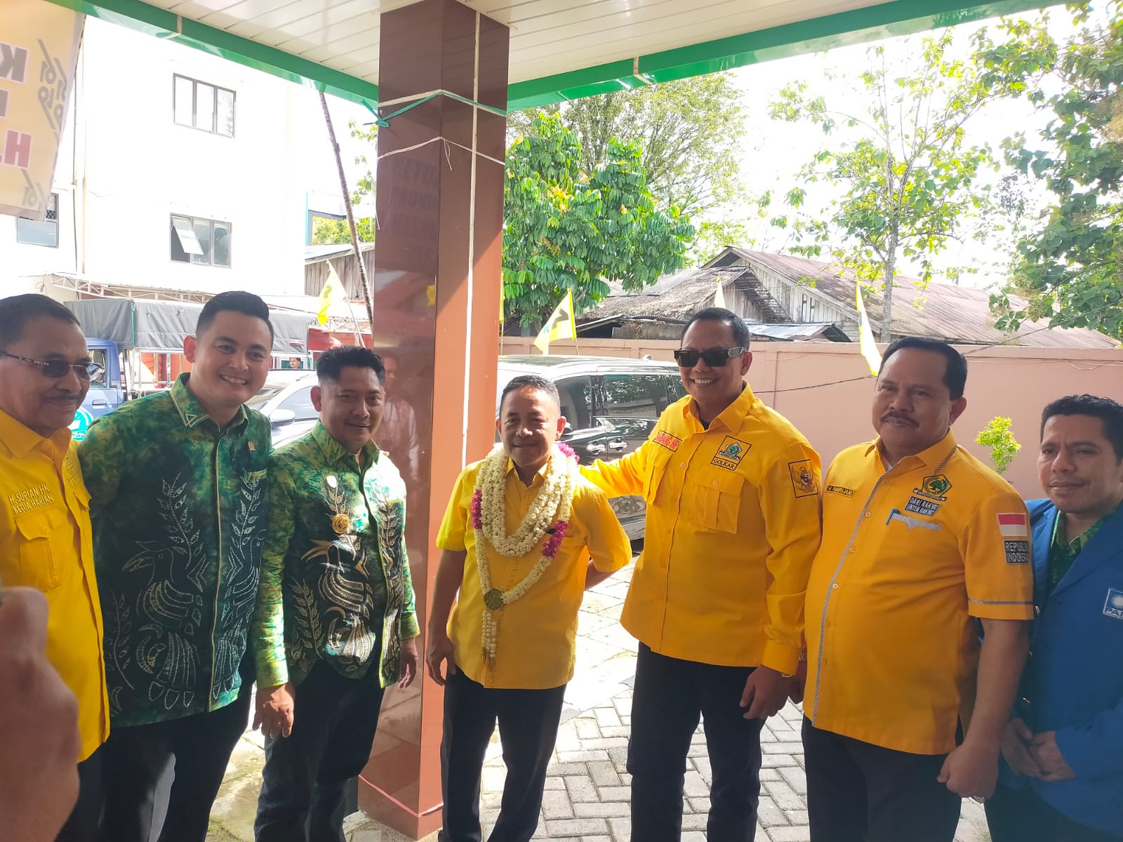 TERPILIH: Haji Saban Effendi (berkalung bunga) terpilih aklamasi jabat Ketua Golkar HST 2025-2030.