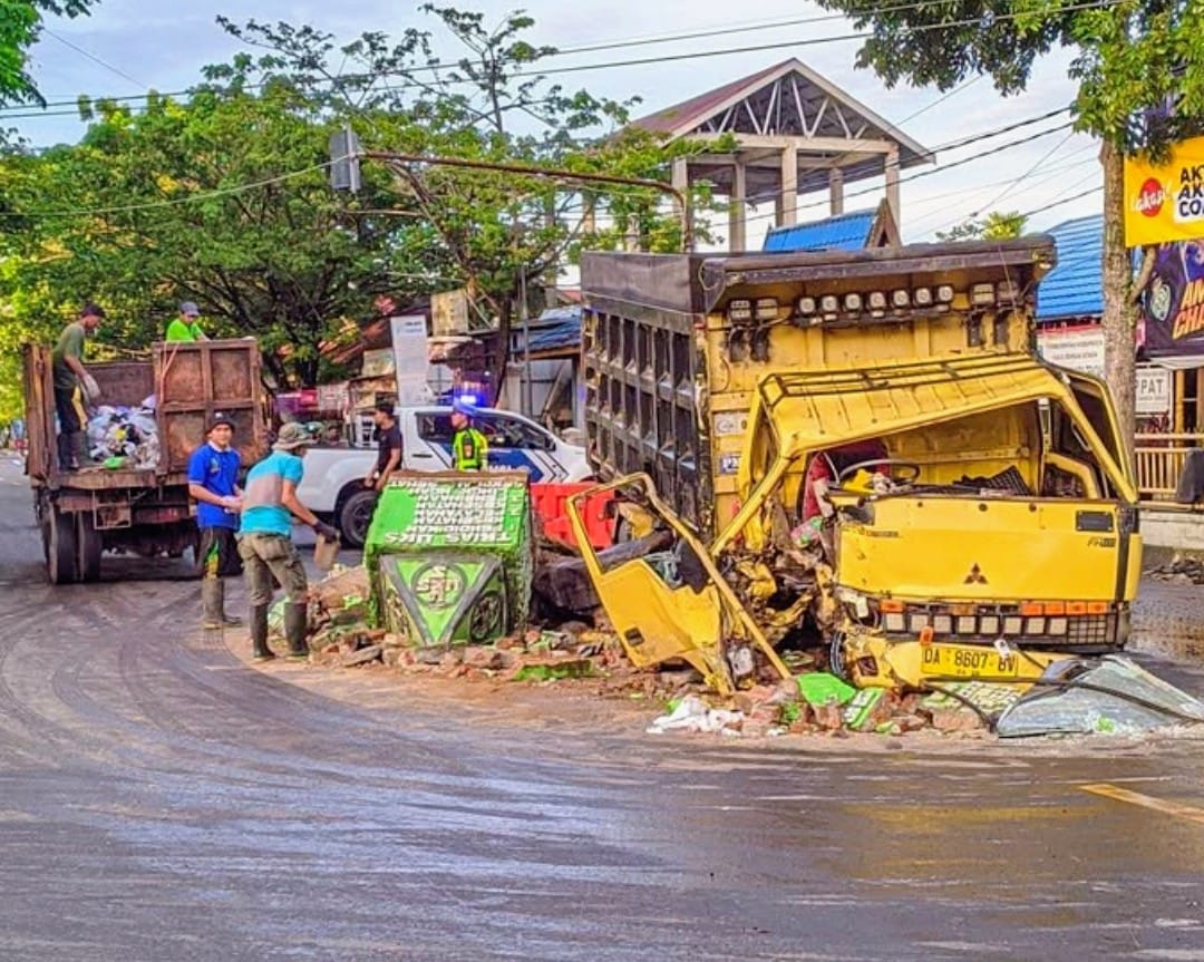 INSIDEN: Satu unit Dum Truk Nopol DA 8607 BV terlibat kecelakaan tunggal dengan menghantam Tugu UKS di Jalan Empu Jatmika, Kota Amuntai, Kabupaten HSU.