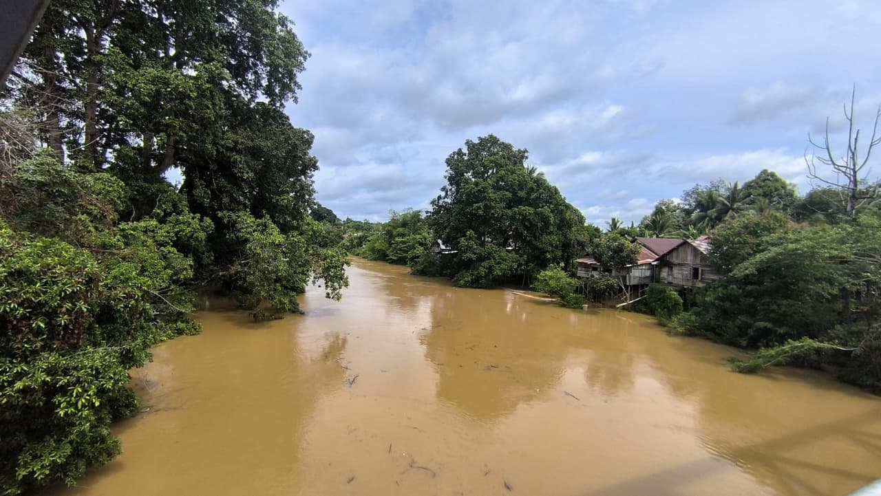 TETAP WASPADA: Kondisi aliran Sungai Balangan di wilayah Kecamatan Lampihong pada Kamis (18/12/2025), terpantau masih bertahan dengan status siaga.