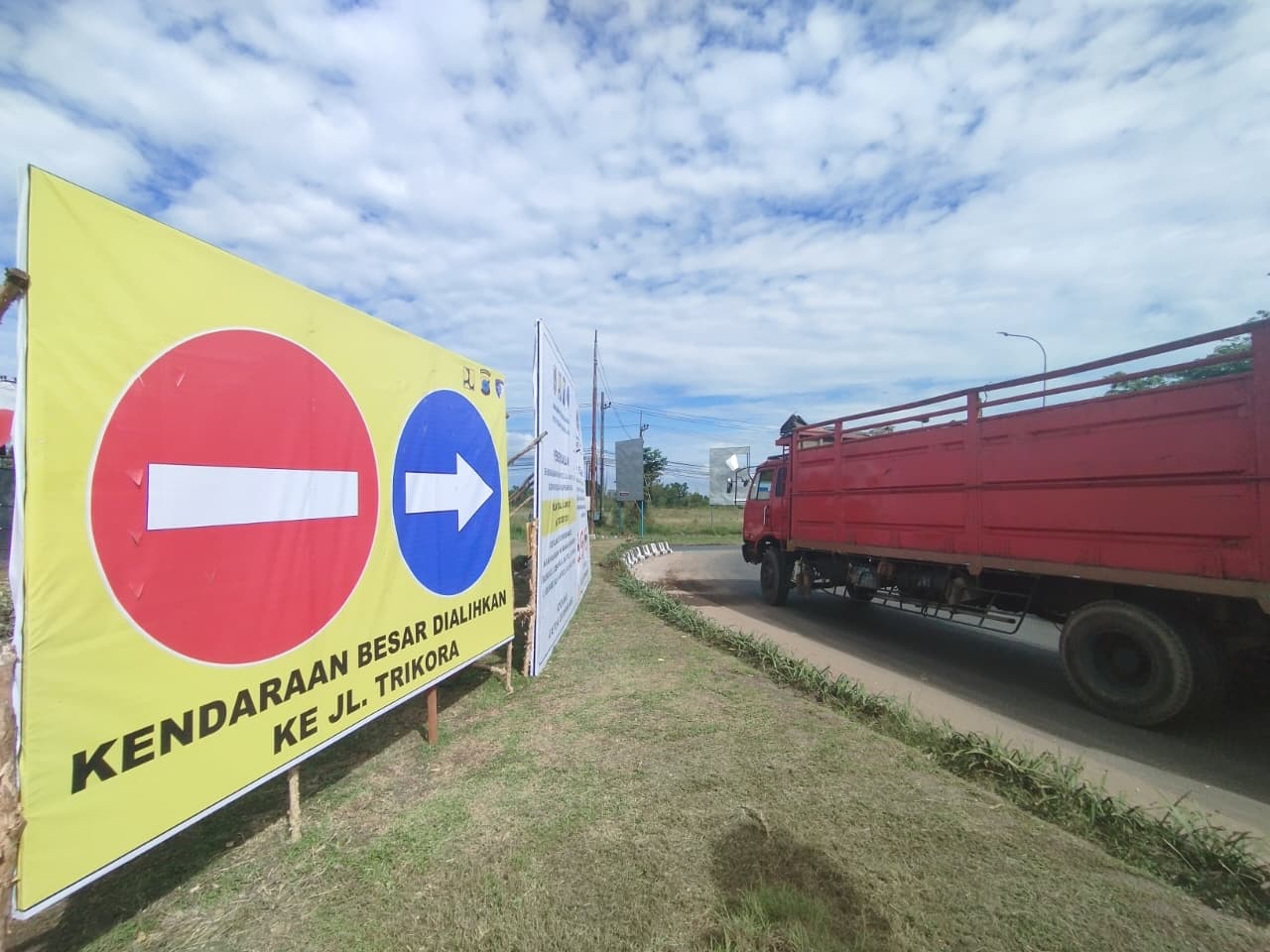DILARANG: Aktivitas truk angkutan di Jalan A Yani Km 19 Banjarbaru bakal dilarang selama lima hari pada momen 5 Rajab 1447 H.