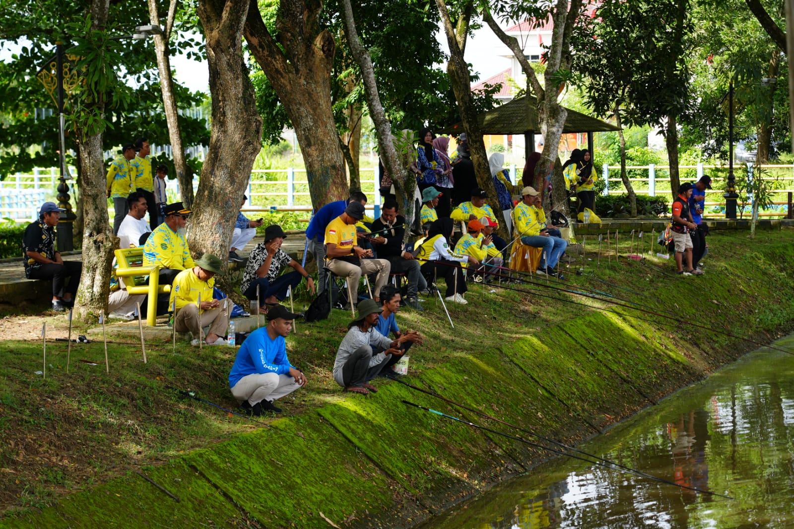 LOMBA: Ratusan peserta mengikuti lomba mancing mania memeriahkan hari jadi Kabupaten Tapin.