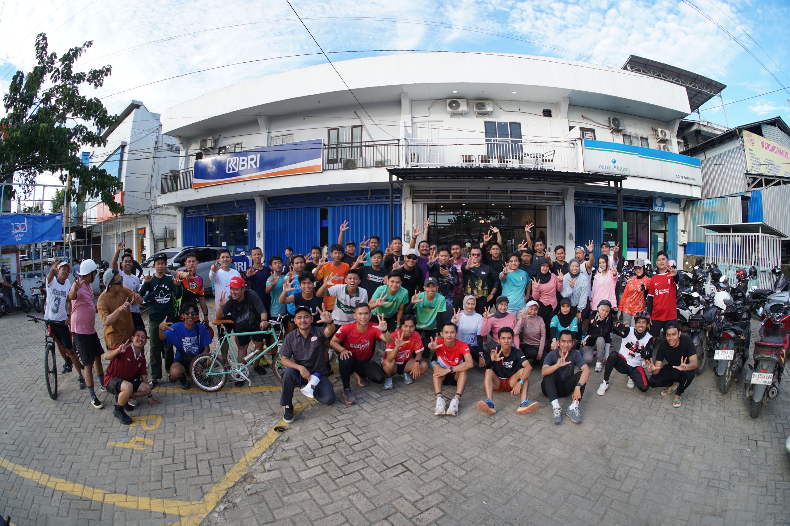 Foto: Komunitas sepeda, lari, pemuda, dan pelaku ekonomi kreatif berbaur dalam event KOLABORASIX yang digelar GEKRAFS dan DPD KNPI Balangan di D&rsquo;Ningrat Coffee, Rabu (17/12/2025).