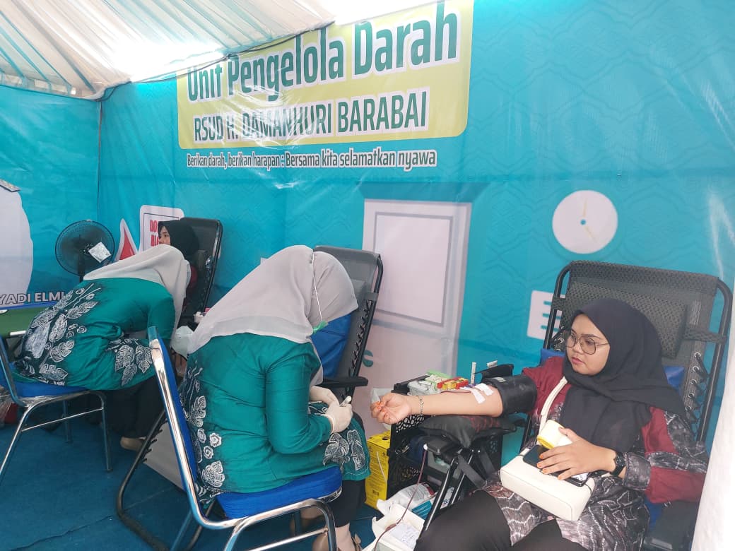 EXPO: Pengunjung HST Expo 2025 mendonorkan darahnya untuk membantu stok darah di rumah sakit, Kamis (18/12) sore.