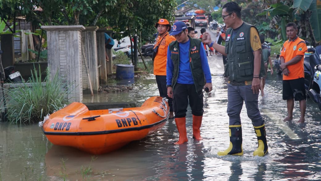 PERAHU KARET: Kepala Pelaksana BPBD Balangan H Rahmi turun langsung memantau kondisi banjir dan aliran sungai di wilayah terdampak, Kamis (18/12/2025).