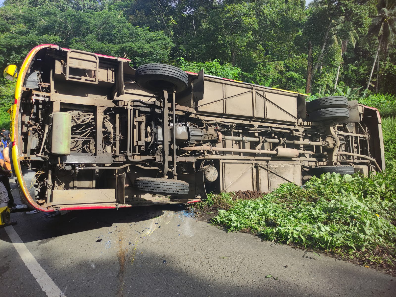 TERGULING: Kondisi bus Anggatama bernopol EA 7572 A yang terguling di kawasan Gunung Si Payung, Desa Tiwingan Lama, Kecamatan Aranio, Kabupaten Banjar, Kamis (18/12/2025).