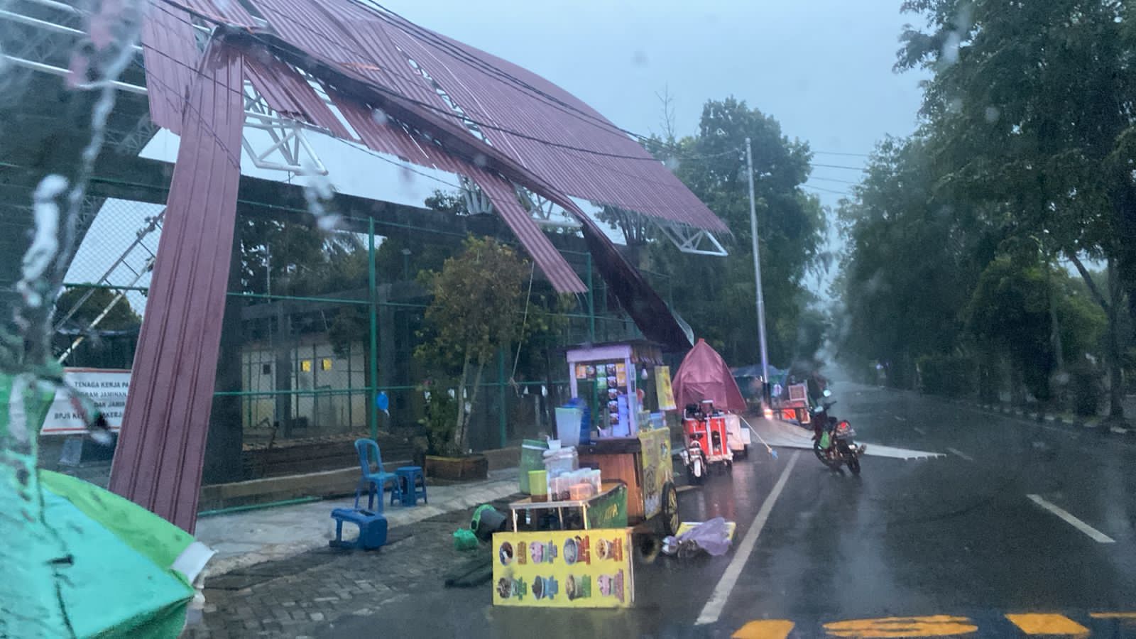 TERLEPAS: Atap dari proyek tenis indoor di Kabupaten HSU, di Jalan Basuki Rahmat terlepas akibat angin puting beliung.