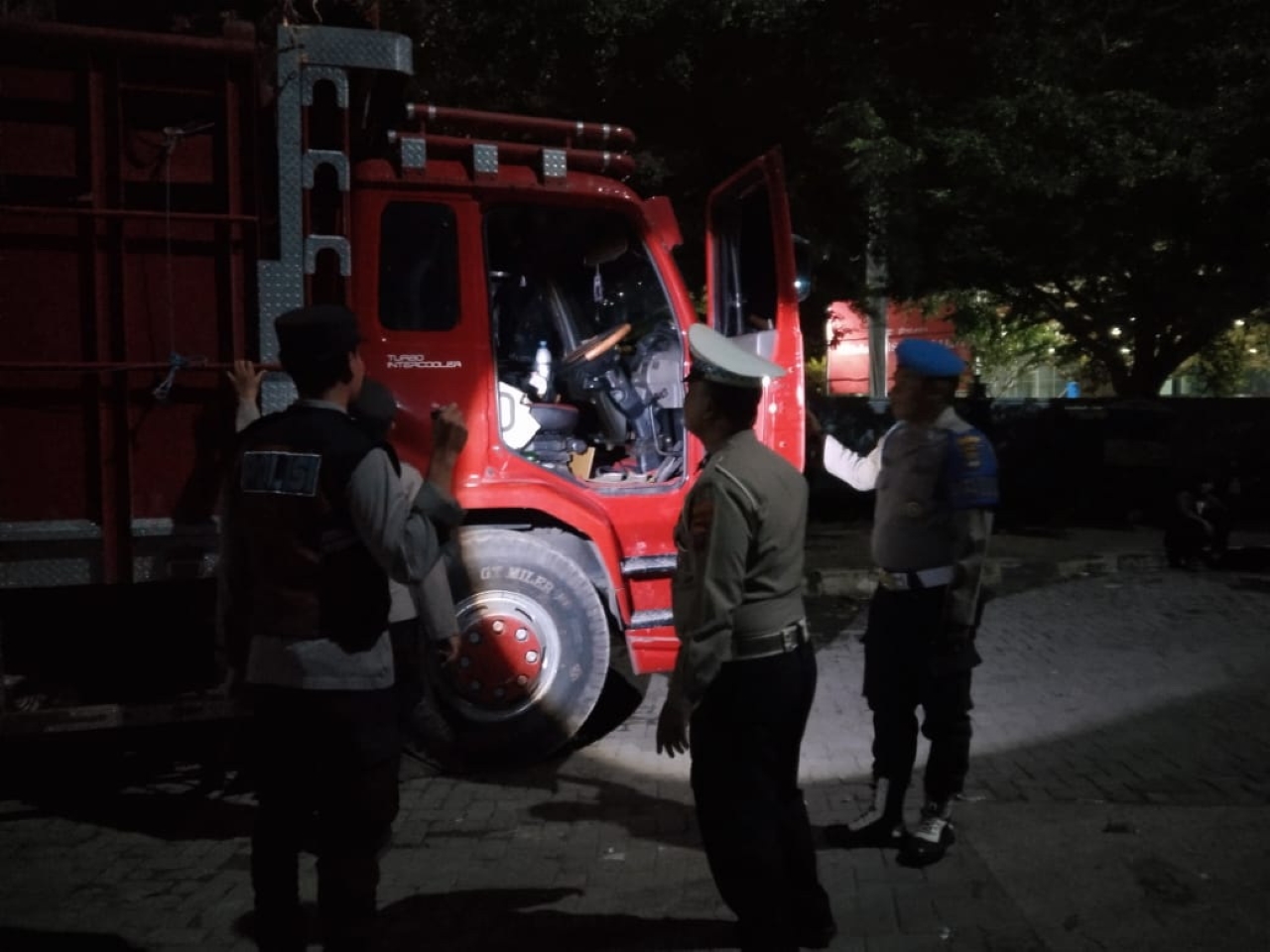 PATROLI: Anggota Polsek KPL Banjarmasin memeriksa masyarakat yang berkegiatan hingga larut malam di kawasan Pelabuhan Trisakti.