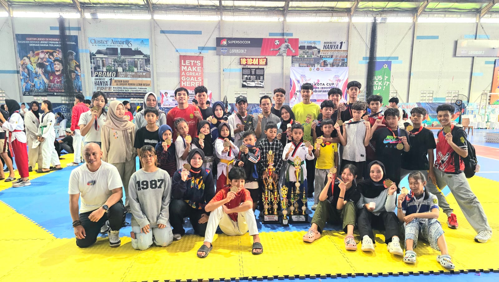 BERPOSE: Atlet Dojang Sultan Adam Banjarmasin berpose bersama usai meraih puluhan medali, termasuk 21 emas, pada Kejuaraan Wali Kota Cup Taekwondo 2025 di Borneo Indoor Futsal, Banjarmasin.