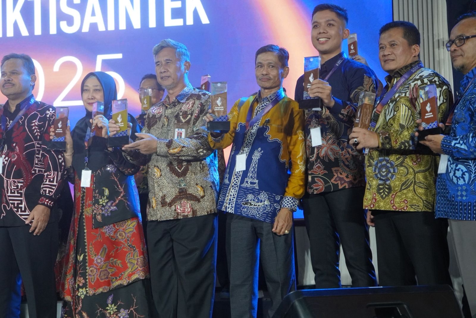 MEMBANGGAKAN: Rektor Universitas Lambung Mangkurat (ULM) Prof Ahmad Alim Bachri  (tengah) bersama pimpinan perguruan tinggi lainnya berfoto bersama usai menerima Anugerah Diktisaintek 2025 di Jakarta.