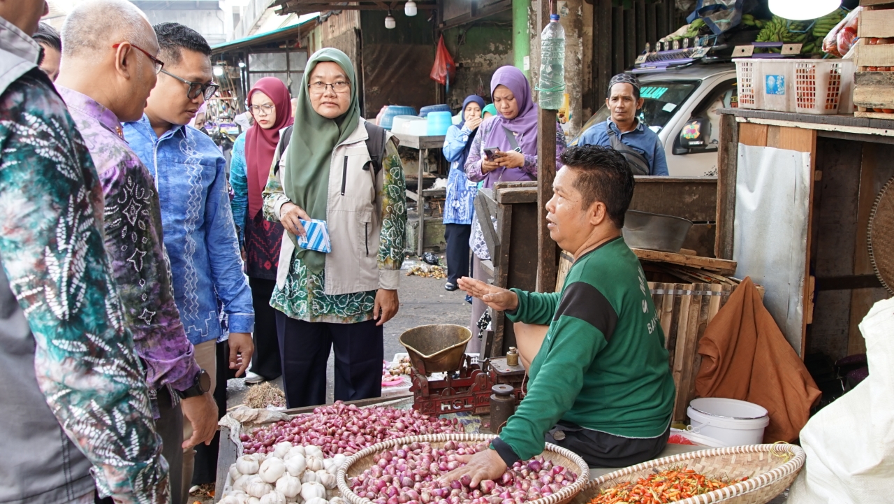 PANTAU HARGA: TPID memantau Pasar Sentra Antasari di Banjarmasin Tengah, Kamis (18/12) pagi.