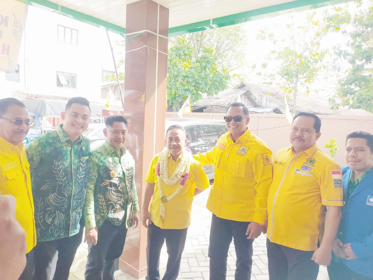 TERPILIH: Haji Saban Effendi (berkalung bunga) terpilih aklamasi jabat Ketua Golkar HST 2025-2030.
