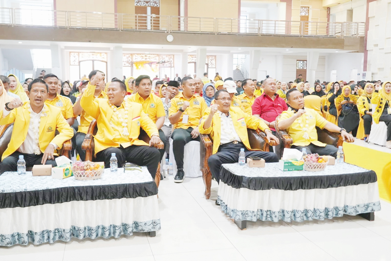 KONSOLIDASI: Ketua DPD Golkar Tapin H Yamani bersama dengan Sekretaris DPD Golkar Kalsel Bambang Heri Purnama, Ketua Harian DPD Golkar Kalsel Supian HK