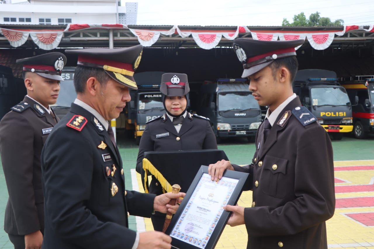 APRESIASI: Bripda M Tamsa menerima penghargaan dari Kapolres HST.