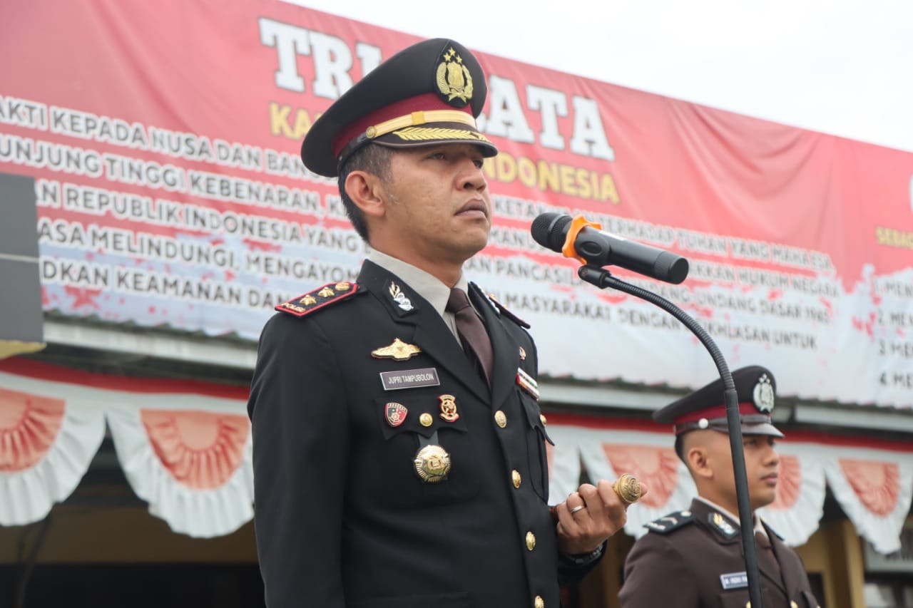 ARAHAN: Kapolres HST, AKBP Jupri JHP Tampubolon saat memberikan arahan.