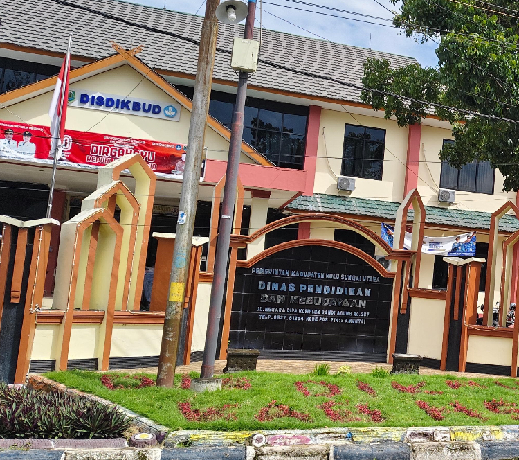 Aktivitas di kantor Dinas Pendidikan dan Kebudayaan HSU tetap berjalan normal pasca OTT di Kejaksaan Negeri HSU yang diduga turut menyeret pejabat pemkab.