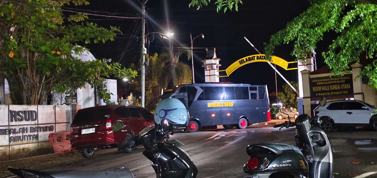 USAI PEMERIKSAAN: Iring-iringan penyidik tim KPK meninggalkan halaman Polres HSU.