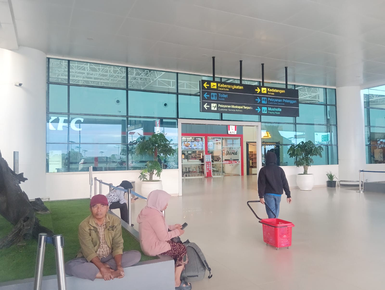 NORMAL: Suasana pintu masuk keberangkatan Bandara Syamsudin Noor, Jumat (19/12/2025) pagi.