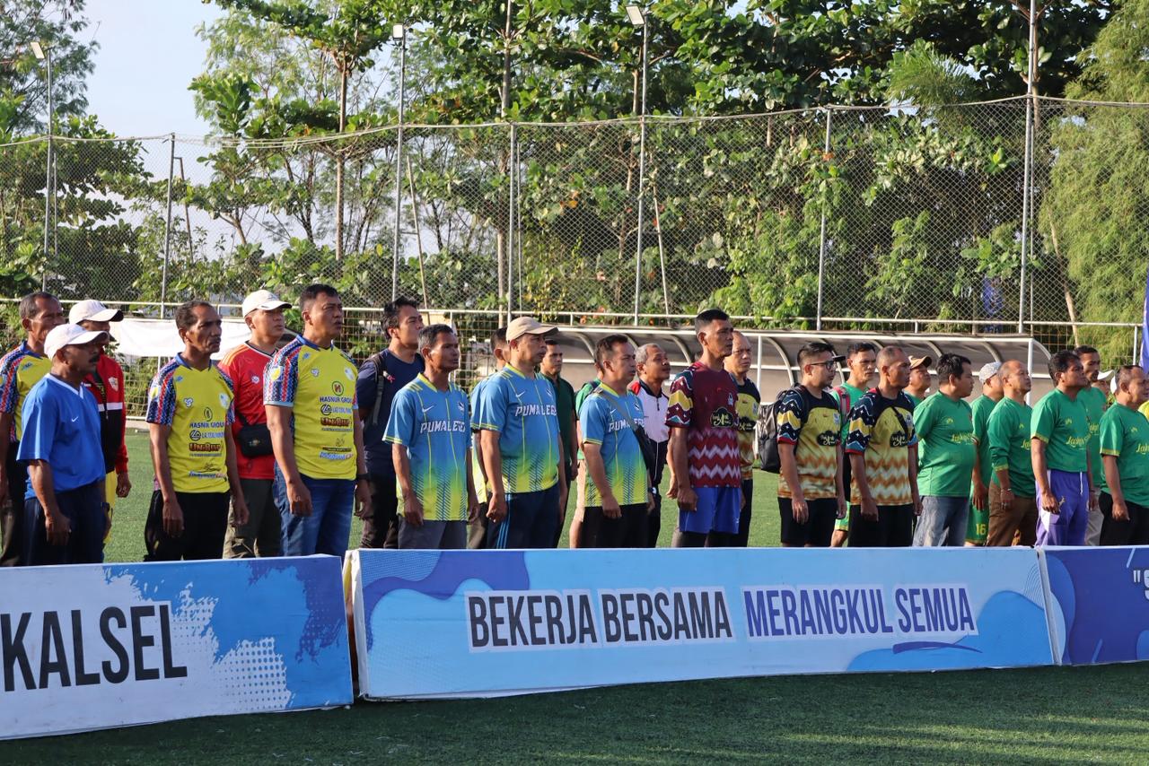 KEBERSAMAAN: Para legenda sepak bola dari berbagai kabupaten/kota di Kalimantan Selatan berfoto bersama.