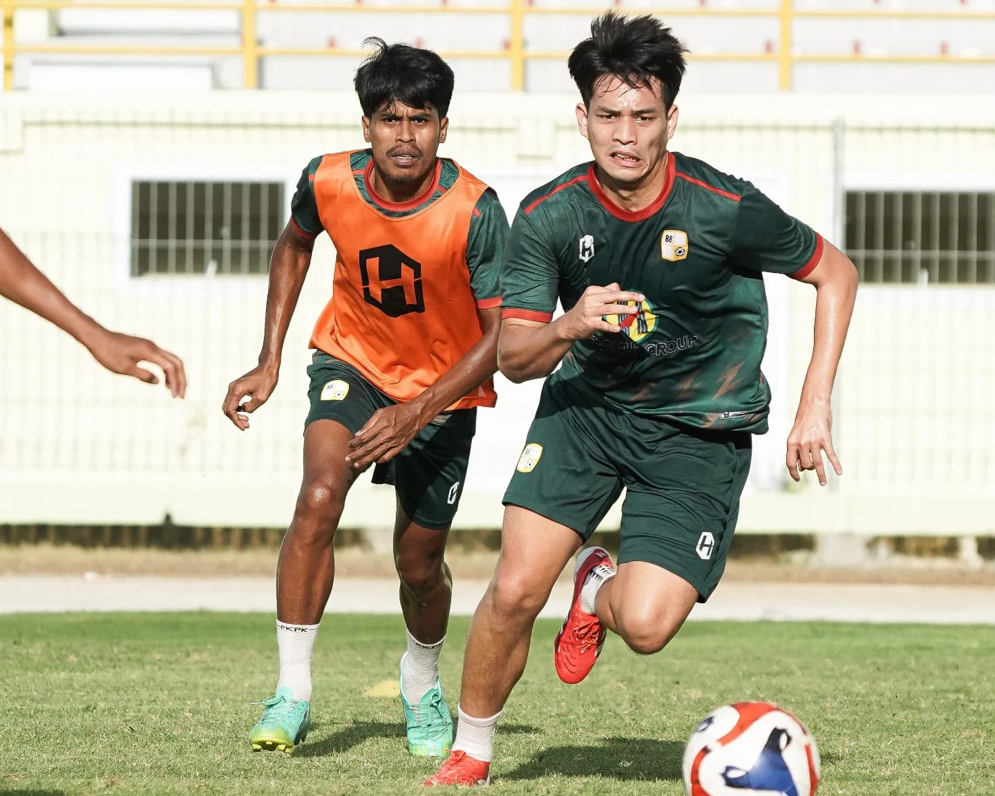 KALAH BERSAING: Dua pemain PS Barito Putera, Alexandro Felix Kamuru dan Muhammad Buyung Ismu Lessy, resmi dilepas manajemen jelang lanjutan kompetisi Liga 2 Championship 2025.