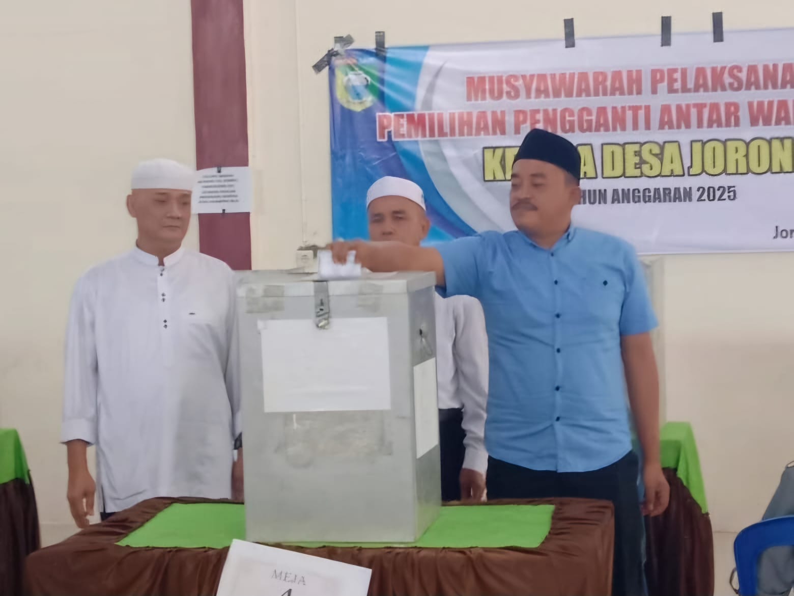 DEMOKRATIS: Suasana Pilkades PAW Desa Jorong di Gedung Serbaguna Jorong pada Kamis (18/12/2025).