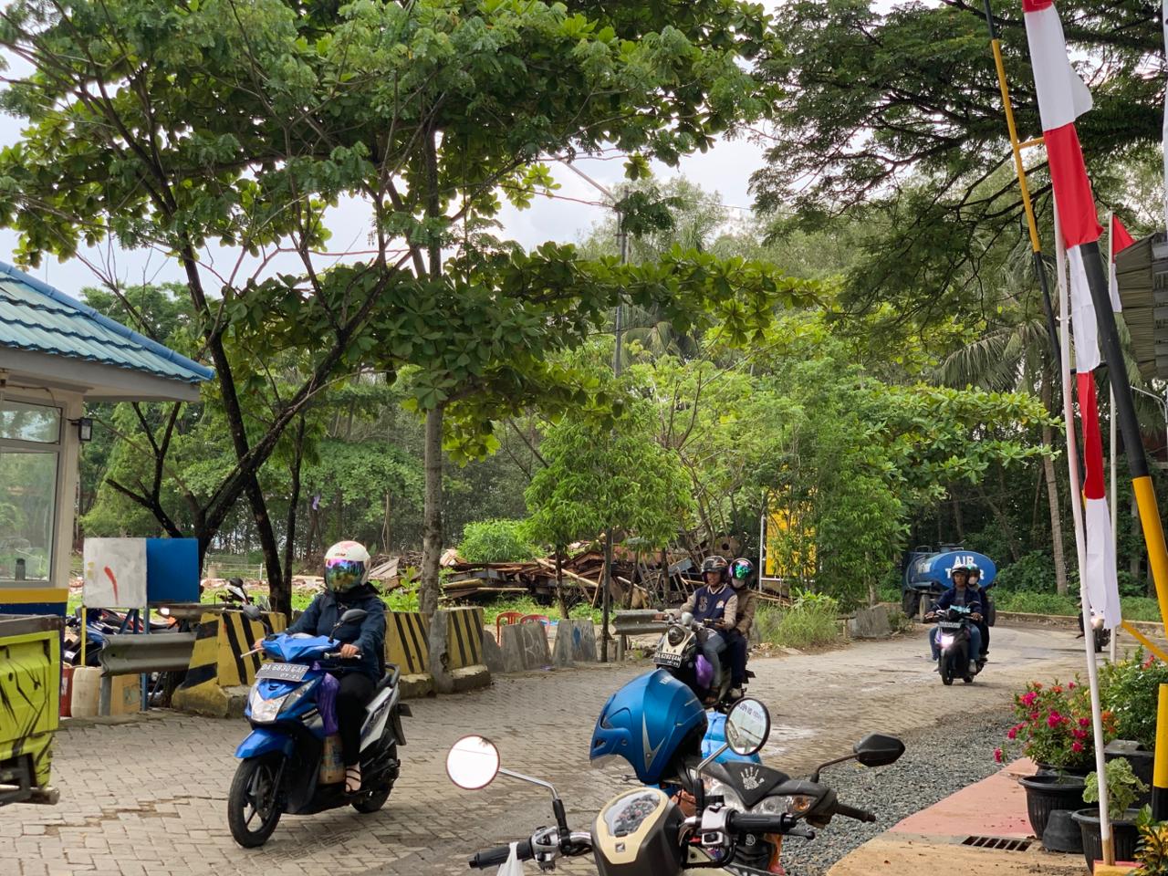 DIPREDIKSI MELONJAK: Pengendara dari Kotabaru melintas di Pelabuhan Ferry Batulicin. Tahun ini, KSOP memprediksi lonjakan arus penyeberangan.
