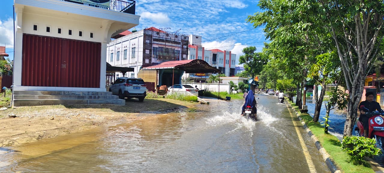 TERGENANG: Ruas jalan dua arah Jalan Abdul Ghani Majedi di Kelurahan Pariwara sudah tergenang air setinggi diperkirakan 5 sampai 30 sentimeter.