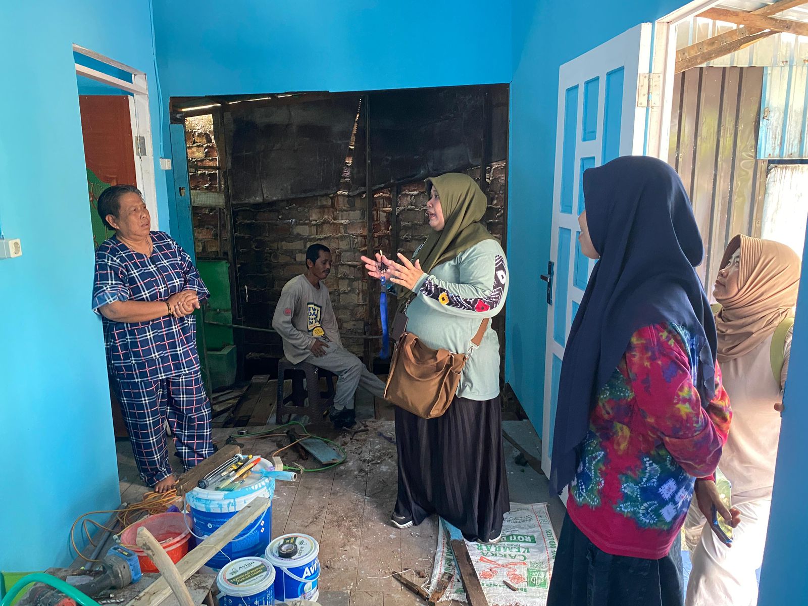 REHAB: Kabid Perlindungan, Jaminan Sosial dan Penanganan Kemiskinan, Rizma Try Sakti memantau langsung proses perbaikan Rutilahu milik Rosdiana di Sungai Baru, Banjarmasin Tengah.