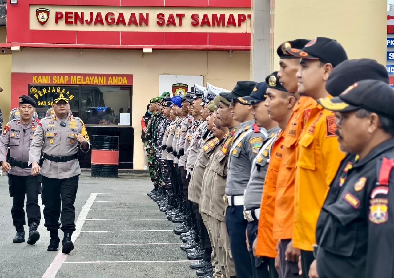 PENGECEKAN: Kapolres Kotabaru AKBP Dolli M Tanjung memeriksa persiapan para personil keamanan Nataru di Kotabaru.