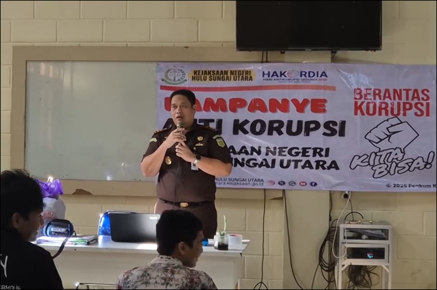 MENGAJAR: Kepala Kejari HSU, Albertinus Parlinggoman Napitupulu menyampaikan materi pencegahan korupsi kepada mahasiswa STIA Amuntai.
