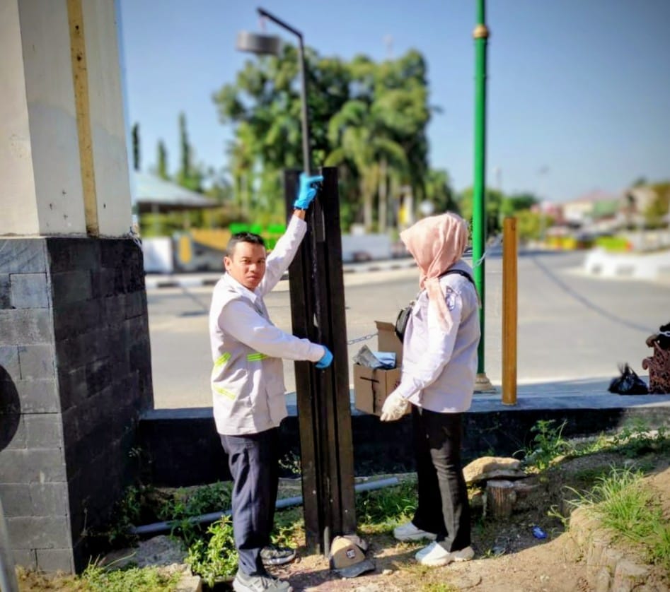 PASANG ALAT: Bidang Lingkungan Hidup Dinas Perkim-LH Kabupaten HSU, memasang alat pengukur Indek Pengukuran Udara (IKU) di halaman Kantor Bupati-BPKAD HSU.