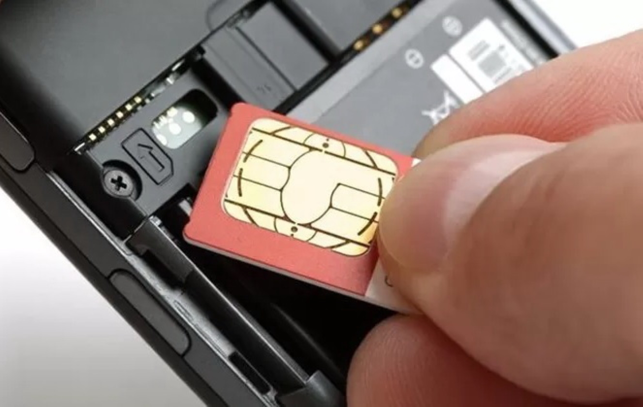 KARTU SELULER: Ilustrasi SIM card dan ponsel.