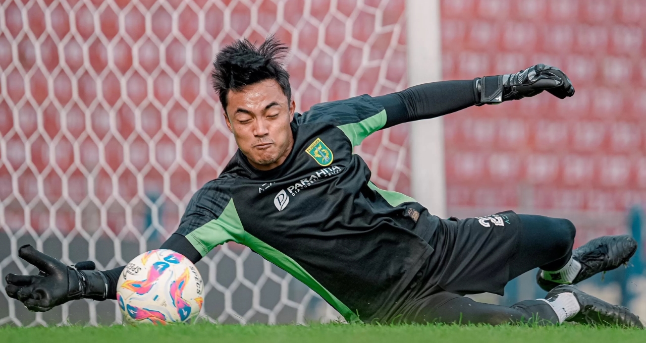 BERLATIH: Kiper Persebaya Ernando Ari saat berlatih bersama tim.