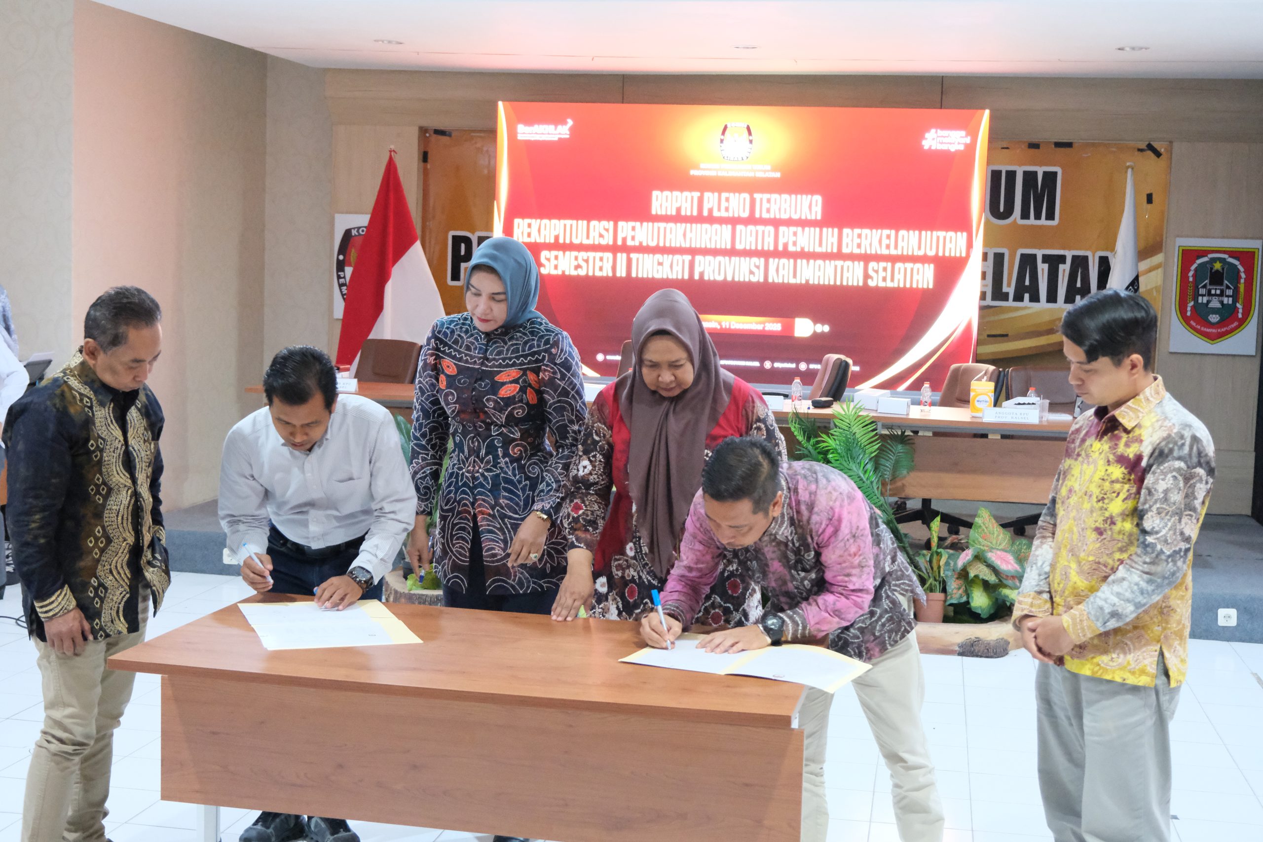 HASIL RAPAT: Penandatanganan BA hasil rapat pleno PDPB 2025 semester II oleh KPU Kalsel Kalsel.