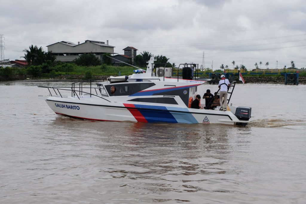MONITORING: Komisi III DPRD Kalsel melaksanakan monitoring ke Ambang Sungai Barito terkait pengelolaan alur sungai di kawasan Pulau Kembang, Kabupaten Barito Kuala, Selasa (16/12).