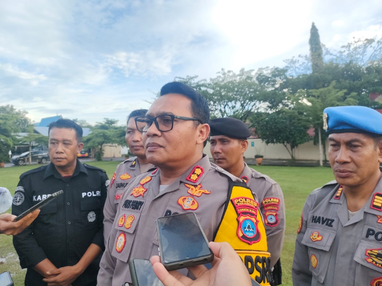 WAWANCARA: Kapolres Banjarbaru AKBP Pius X Febry Aceng Loda diwawancarai usai gelar Apel Operasi Lilin 2025, Jumat (19/12) sore.