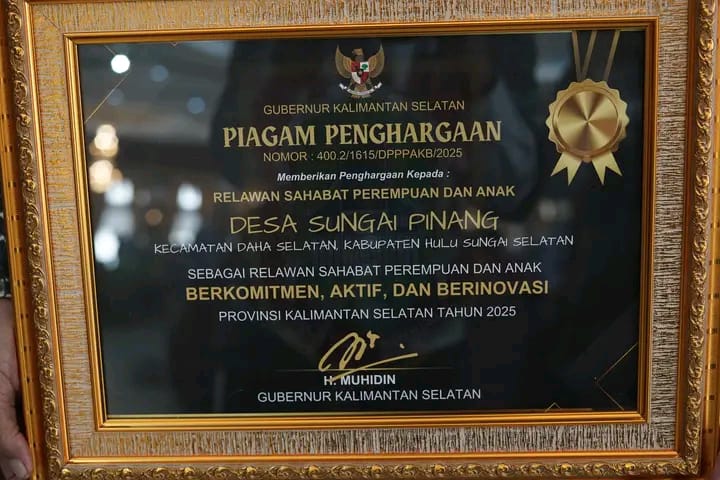 MEMBANGGAKAN:Desa Sungai Pinang terima penghargaan sebagai Desa Relawan Sahabat Perempuan dan Anak (SAPA) dari Gubernur Kalsel, H Muhidin.