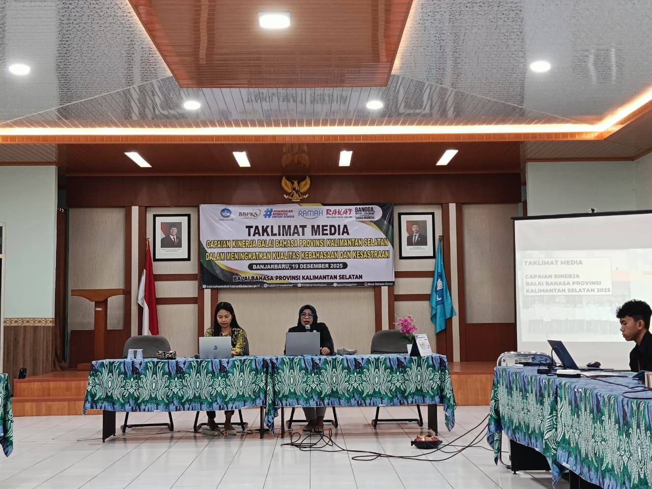 TAKLIMAT MEDIA:Balai Bahasa Kalsel sampaikan capaian kinerja 2025 pada agenda Taklimat Media, Jumat (19/12/2025).