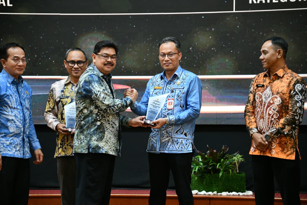 PRESTASI:Pemkab HSS memperoleh predikat Badan Publik dengan Kualifikasi Informatif dan menjadi yang Terbaik se-Kalsel Kategori keterbukaan informasi publik 2025 dengan nilai 99,48.