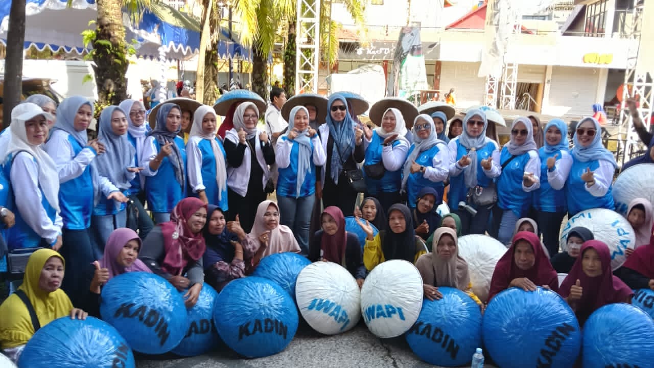 HARI IBU:Ketua DPD IWAPI Kalsel, Ketua DPC IWAPI Banjarmasin, dan Ketua DPC IWAPI Kabupaten Banjar foto bersama Acil Acil pasar terapung, Sabtu (20/12/2025).