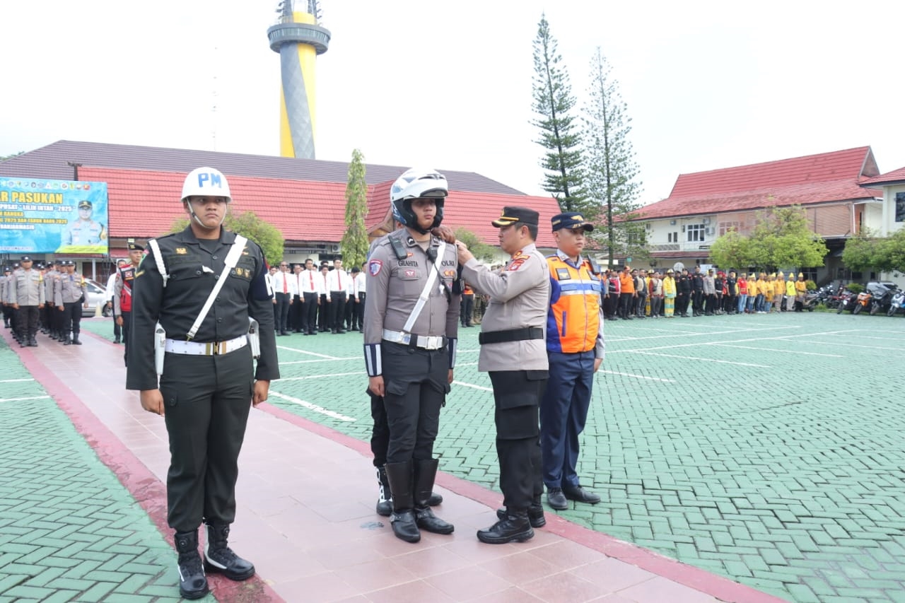 GELAR PASUKAN: Wakapolresta Banjarmasin AKBP Arwin Amrih Wientama memasang pita tanda Operasi Lilin Intan digelar.