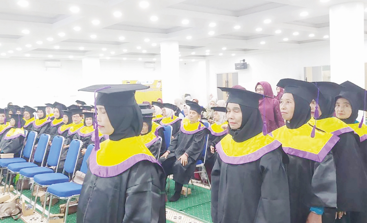 SEMANGAT BELAJAR: Ada 107 lansia Kotabaru diwisuda di Masjid Apung Siring Laut Kotabaru.