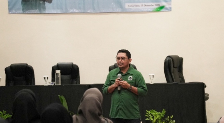 MOTIVASI:Muhammad Yusuf, External Affairs Manager Arutmin menyampaikan materi kepada mahasiswa penerima Beasiswa Arutmin.