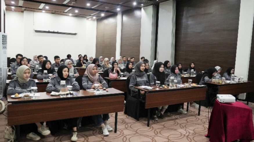 PROGRAM PEMBINAAN:Mahasiswa menyimak materi pembinaan sebagai bagian dari Program Beasiswa Arutmin.