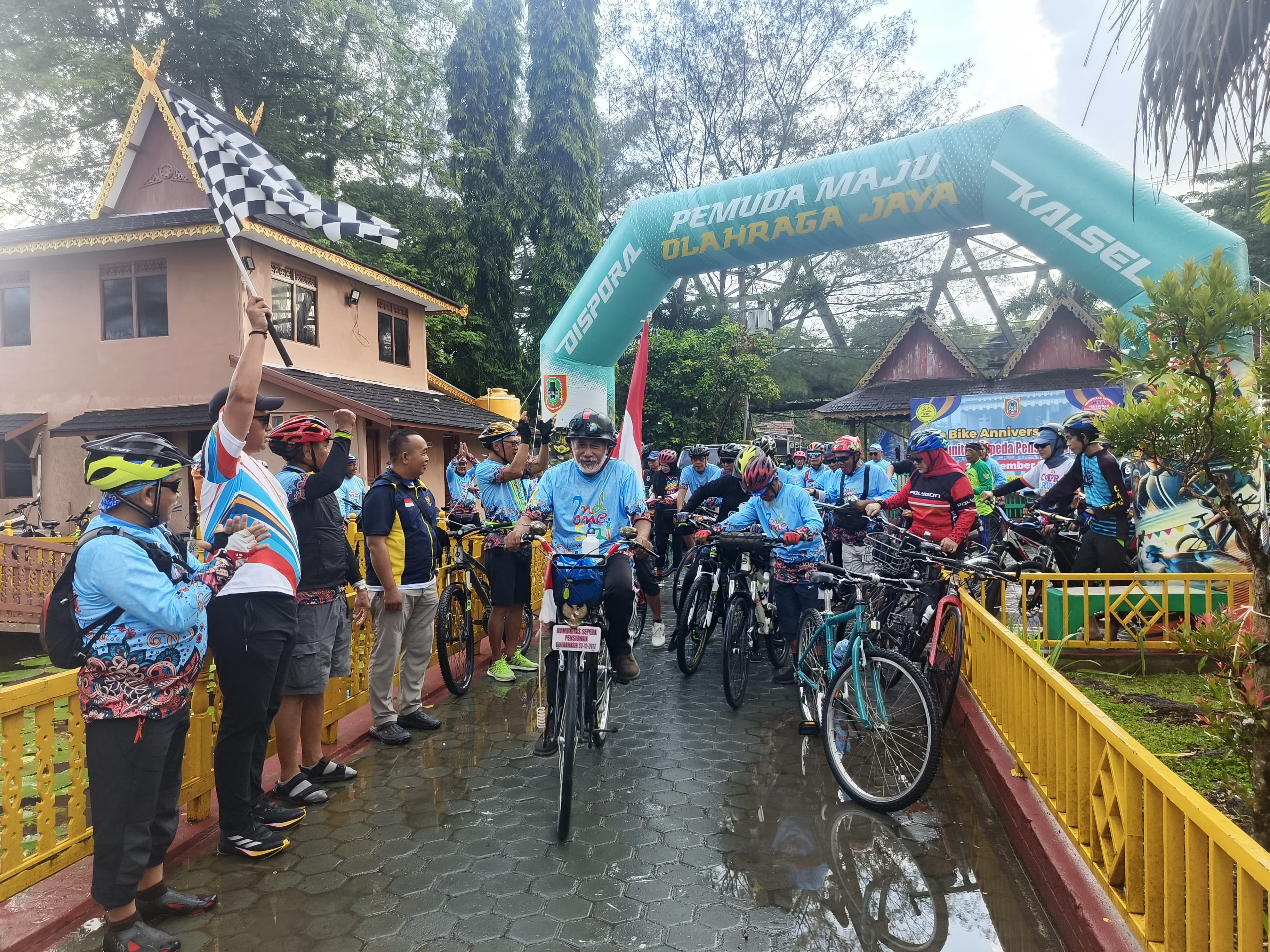 SEPEDA: Pelepasan peserta Fun Bike Anniversary ke-8 Komunitas Sepeda Pensiunan di halaman Museum Wasaka, Banjarmasin, Minggu (21/12/2025).