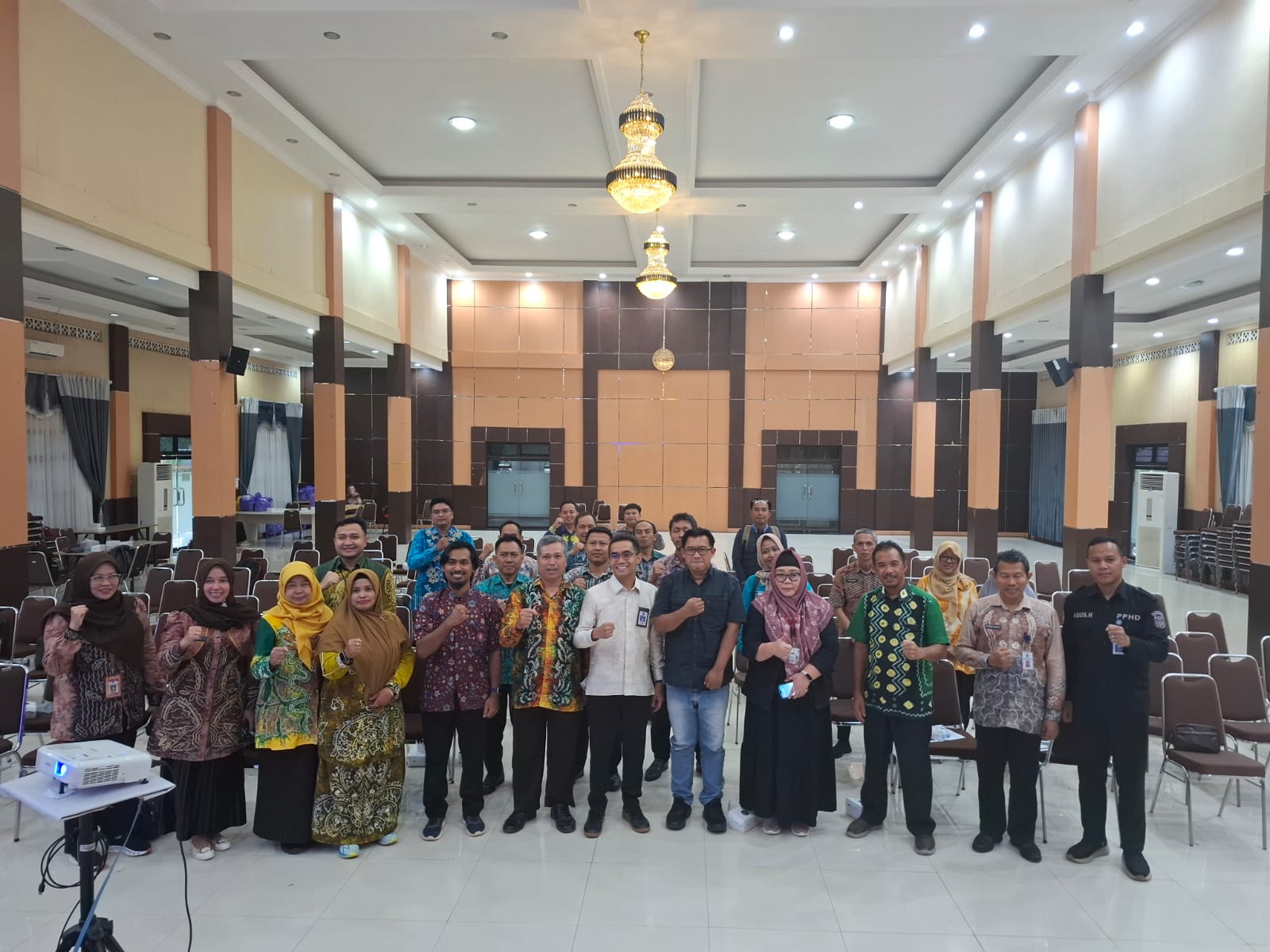 ABADIKAN MOMEN: Tim ULM-ITS bersama dengan perwakilan Pemkab Banjar usai ekspose hasil penelitian Model Inovasi Sosial Berbasis THIS di Aula Dinas Pendidikan Kabupaten Banjar, Kamis (18/12/2025).