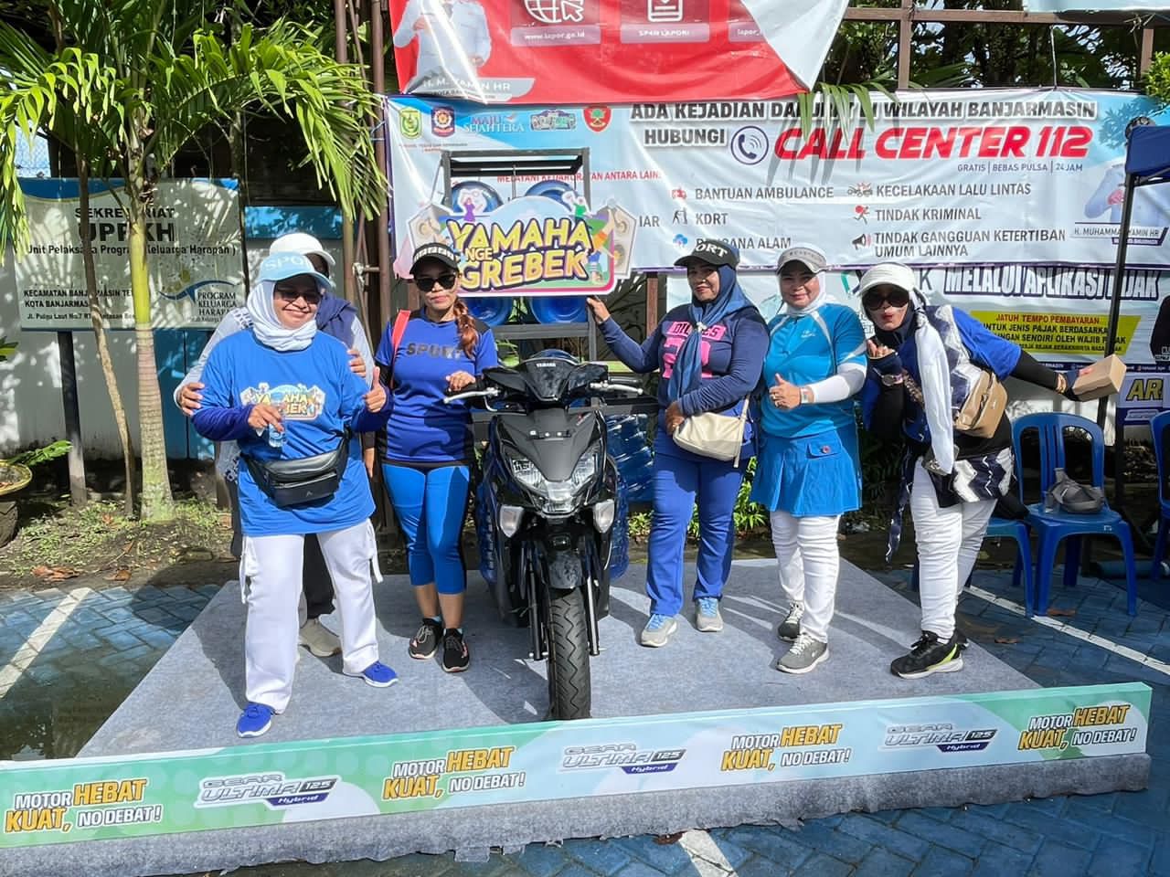 POSE:Ibu-ibu berfoto bersama Yamaha Gear Ultima saat gelaran Yamaha Nge-Grebek di Kantor Kecamatan Banjarmasin Tengah, Jumat (19/12/2025).